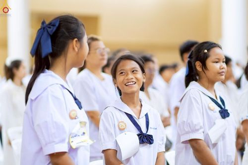 ภาพ No.245949:วันเสาร์ที่ 13 กันยายน พ.ศ. 2568 พิธีมอบผ้าไตรประธานกฐินสัมฤทธิ์เด็กดี V-Star ณ สภาธรรมกายสากล วัดพระธรรมกาย