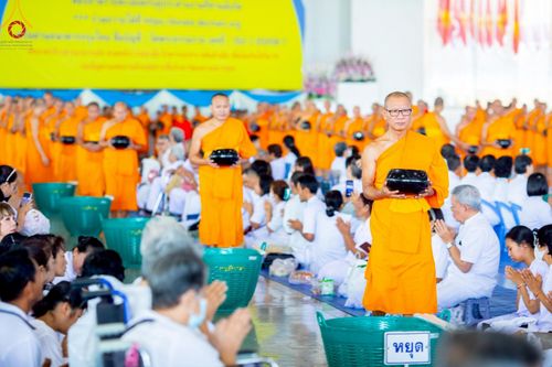 ภาพ No.222008:วันที่ 4 พฤษภาคม พ.ศ. 2568 พิธีตักบาตร เนื่องในวันอาทิตย์ต้นเดือน ณ บ้านแก้วเรือนทองคุณยายฯ วัดพระธรรมกาย