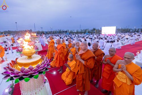 ภาพ No.118216:พิธีจุดประทีปถวายเป็นพุทธบูชา และบูชาธรรมมหาปูชนียาจารย์ พระมงคลเทพมุนี(สด จนฺทสโร) วันที่ 24 มกราคม พ.ศ. 2567 ณ อนุสรณ์สถานบางปลา อ.บางเลน จ.นครปฐม