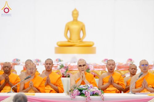 ภาพ No.203705:พิธีถวายภัตตาหารเป็นสังฆทาน แด่พระธรรมยาตรา ณ วัดพระธรรมกาย ตำบลคลองสาม อำเภอคลองหลวง จังหวัดปทุมธานี ในโครงการธรรมยาตรา กตัญญูบูชา มหาปูชนียาจารย์ พระมงคลเทพมุนี(สด จนฺทสโร) พระผู้ปราบมาร อนุสรณ์สถาน 7 แห่ง ปีที่ 13 วันที่ 30 มกราคม พ.ศ. 2568