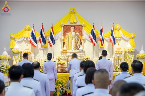 ภาพ No.179629:พิธีเจริญพระพุทธมนต์ พิธีทำบุญตักบาตรถวายพระราชกุศล และพิธีวางพานพุ่มดอกไม้ถวายราชสักการะ  แด่พระบาทสมเด็จพระบรมชนกาธิเบศร มหาภูมิพลอดุลยเดชมหาราช บรมนาถบพิตร เนื่องในวันคล้ายวันพระบรมราชสมภพ วันชาติ และวันพ่อแห่งชาติ วันพฤหัสบดีที่ 5 ธันวาคม พ.ศ. 2567 ณ