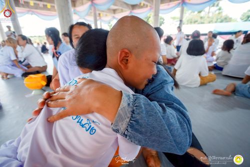 ภาพ No.215985:วันพฤหัสบดีที่ 3 เมษายน พ.ศ. 2568 พิธีบรรพชาสามเณร ภาคฤดูร้อน รุ่นที่ 15  บูชาธรรมหลวงพ่อธัมมชโย 81 ปี 81 รูป ณ ศูนย์ปฏิบัติธรรมสวนผึ้ง จ.ราชบุรี