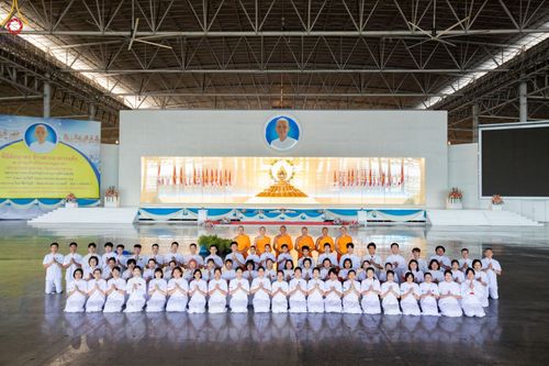 ภาพ No.89479:พิธีตักบาตร ข้าวสารอาหารแห้ง พิธีบูชาข้าวพระ และพิธีจุดเทียนใจ ไฟนิรันดร์  อนันตชัย ณ สภาธรรมกายสากล วัดพระธรรมกาย วันอาทิตย์ที่ 1 ตุลาคม พ.ศ. 2566