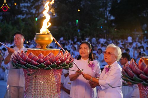 ภาพ No.112045:พิธีจุดประทีปถวายเป็นพุทธบูชา และบูชาธรรมมหาปูชนียาจารย์ พระมงคลเทพมุนี(สด จนฺทสโร) ในโครงการธรรมยาตรา กตัญญูบูชา มหาปูชนียาจารย์ พระมงคลเทพมุนี(สด จนฺทสโร) พระผู้ปราบมาร อนุสรณ์สถาน 7 แห่ง ปีที่ 12 วันที่ 14 มกราคม พ.ศ. 2567 ณ วัดสองพี่น้อง อ.สองพี่น้อง