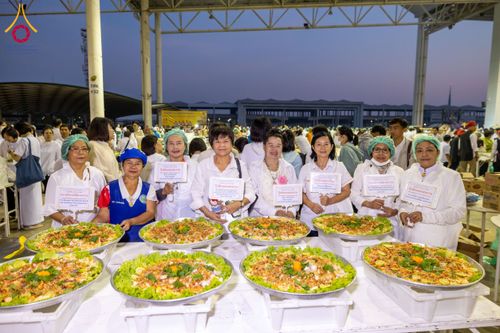 ภาพ No.204321:พิธีถวายภัตตาหารเป็นสังฆทาน แด่พระธรรมยาตรา ณ วัดพระธรรมกาย ตำบลคลองสาม อำเภอคลองหลวง จังหวัดปทุมธานี ในโครงการธรรมยาตรา กตัญญูบูชา มหาปูชนียาจารย์ พระมงคลเทพมุนี(สด จนฺทสโร) พระผู้ปราบมาร อนุสรณ์สถาน 7 แห่ง ปีที่ 13 วันที่ 31 มกราคม พ.ศ. 2568