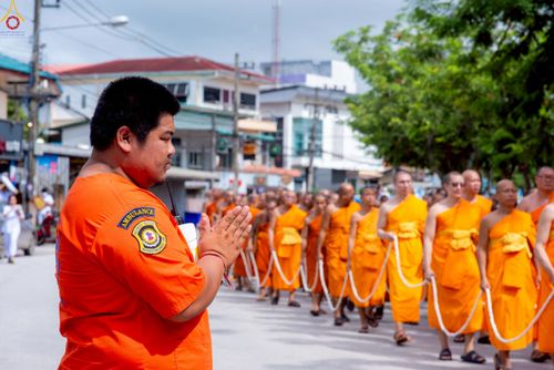 ภาพ No.239790:วันที่ 16-17 สิงหาคม พ.ศ. 2568 การปฏิบัติหน้าที่ของเจ้าหน้าที่ทุกสถานะ เพื่องานพิธีอัญเชิญรูปเหมือนพระมงคลเทพมุนี (สด จันทสโร) และพิธีกดปุ่มอัญเชิญรูปเหมือน พระมงคลเทพมุนี (สด จันทสโร) ณ มหาวิหารแก้วพระมงคลเทพมุนี ศูนย์ปฏิบัติธรรมแก้วเมืองเลย จ.เลย