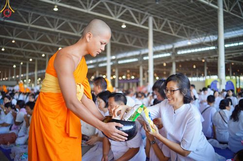 ภาพ No.167524:พิธีตักบาตรและพิธีบูชาข้าวพระ ในวันอาทิตย์ที่ 3 พฤศจิกายน พ.ศ. 2567 ณ วัดพระธรรมกาย
