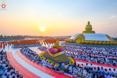 ภาพ No.201059:พิธีตักบาตรพระธรรมยาตรา ณ อนุสรณ์สถานลำดับที่ 5 สถานที่เผยแผ่วิชชาธรรมกายครั้งแรก อนุสรณ์สถานบางปลา วัดบางปลา อำเภอบางเลน จังหวัดนครปฐม ในโครงการธรรมยาตรา กตัญญูบูชา มหาปูชนียาจารย์ พระมงคลเทพมุนี(สด จนฺทสโร) พระผู้ปราบมาร อนุสรณ์สถาน 7 แห่ง ปีที่ 13