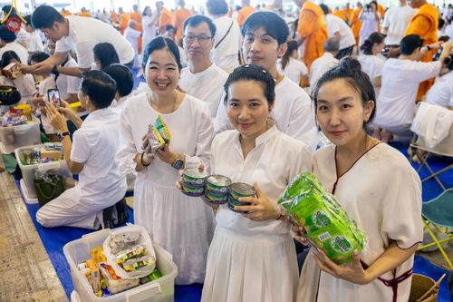 ภาพ No.151031:พิธีตักบาตร ในวันอาทิตย์ต้นเดือน วันที่ 1 กันยายน พ.ศ. 2567 ณ สภาธรรมกายสากล วัดพระธรรมกาย