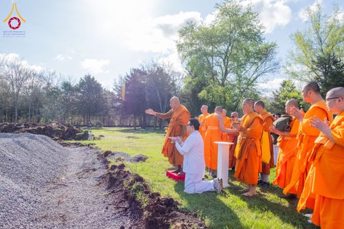 ภาพ No.135502:พิธีเจริญพระพุทธมนต์สมโภช แก้วบรมจักรพรรดิรัตนอนันต์ สถาปนาอาคารปฏิบัติธรรม แก้วธรรมชัยรัตนอนันต์ บูชาธรรมเนื่องในโอกาสอายุวัฒนมงคล 80 ปี หลวงพ่อธัมมชโย (22 เมษายน พ.ศ. 2567) วันพุธที่ 3 เมษายน พ.ศ. 2567 ณ วัดพระธรรมกายเทนเนสซี ประเทศสหรัฐอเมริกา