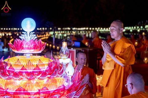 ภาพ No.266330:วันพุธที่ 5 พฤศจิกายน พ.ศ. 2568 (วันพระ ขึ้น 15 ค่ำ เดือน 12) พิธีลอยกระทงธรรม  ณ สระมหาเศรษฐีทะเลบุญ มหาวิหารพระมงคลเทพมุนี วัดพระธรรมกาย จ.ปทุมธานี