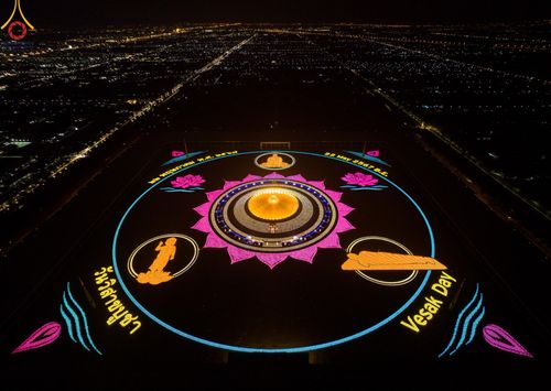 ภาพ No.279264:พิธีจุดวิสาขประทีป พิธีเวียนประทักษิณ ในวันวิสาขบูชา พุธที่ 22 พฤษภาคม พ.ศ. 2567 ( วันพระขึ้น 15 ค่ำ เดือน 6 ) ณ ลานธรรม พระมหาธรรมกายเจดีย์ วัดพระธรรมกาย จ.ปทุมธานี