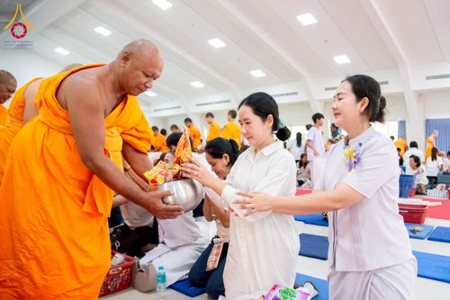 ภาพ No.218083:วันอาทิตย์ที่ 13 เมษายน พ.ศ. 2568 พิธีตักบาตรฉลองสามเณรใหม่ 75 รูป เนื่องในวันสงกรานต์ (โครงการบรรพชาสามเณรฟื้นฟูพระพุทธศาสนาทั่วไทย ประจำปีพุทธศักราช 2568) ณ ศูนย์ปฏิบัติธรรมระยอง(บ้านช่องลม) ตำบลบางบุตร อำเภอบ้านค่าย จังหวัดระยอง