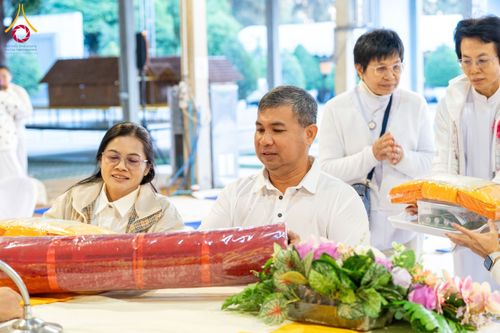 ภาพ No.193750:สาธุชนถวายภัตตาหารเป็นสังฆทาน แด่พระธรรมยาตรา ณ อนุสรณ์สถานมหาวิหารพระมงคลเทพมุนี (โลตัสแลนด์) อ.สองพี่น้อง จ.สุพรรณบุรี ในโครงการธรรมยาตรา กตัญญูบูชา มหาปูชนียาจารย์ พระมงคลเทพมุนี(สด จนฺทสโร) พระผู้ปราบมาร ปีที่ 13 วันที่ 12 มกราคม พ.ศ.2568