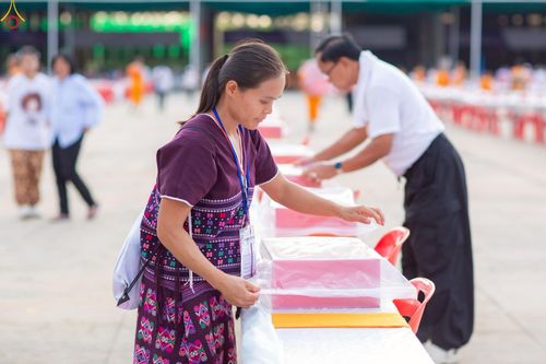 ภาพ No.225088:วันที่ 20 - 27 เมษายน พ.ศ. 2568 "ภาพแห่งความปลื้มที่ไม่มีวันจบ" คณะสงฆ์สามเณร เจ้าหน้าที่ และสาธุชน ร่วมแรงร่วมใจกันเตรียมงานและเก็บงาน เพื่อวันคุ้มครองโลก พิธีถวายมหาสังฆทานคณะสงฆ์ 40,000 กว่าวัดทั่วประเทศ