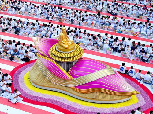 ภาพ No.107408:พิธีตักบาตรพระธรรมยาตราฯ ในโครงการธรรมยาตรากตัญญูบูชา มหาปูชนียาจารย์ พระมงคลเทพมุนี(สด จนฺทสโร) พระผู้ปราบมาร ปีที่ 12 ณ อนุสรณ์สถานมหาวิหารพระมงคลเทพมุนี อ.สองพี่น้อง จ.สุพรรณบุรี วันที่ 7 มกราคม พ.ศ. 2567