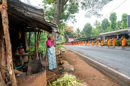 ภาพ No.140171:PhotoStory มหาศรัทธา ธรรมยาตราศรีลังกา EP.3  โครงการสยาม-ลังกา ธรรมยาตรา ฉลองเทศกาลวิสาขบูชาแห่งชาติ ศรีลังกา  บูชาธรรม 80 ปีหลวงพ่อธัมมชโย เส้นทางจาก เมืองดัมบูลลา ไปยัง เมืองมาตะเล  ตั้งแต่วันที่ 17-20 พฤษภาคม พ.ศ. 2567