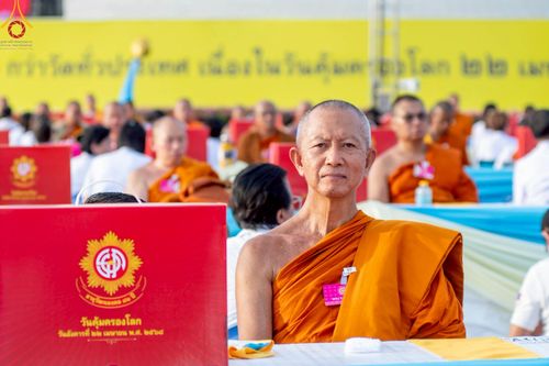 ภาพ No.221592:วันอังคารที่ 22 เมษายน พ.ศ. 2568 ภาพพิธีถวายมหาสังฆทานคณะสงฆ์ 40,000 กว่าวัดทั่วประเทศ เนื่องในวันคุ้มครองโลก ชุดที่ 2 (ปลื้มให้สมการรอคอย) ณ ลานธรรมพระมหาธรรมกายเจดีย์ วัดพระธรรมกาย