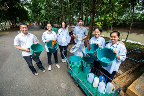 ภาพ No.88724:คณะสงฆ์ เจ้าหน้าที่ และสาธุชน ทุ่มเทแรงกายแรงใจเตรียมงาน เพื่องานวันครูผู้ค้นพบวิชชาธรรมกาย ตั้งแต่วันที่ 20 กันยายน พ.ศ. 2566