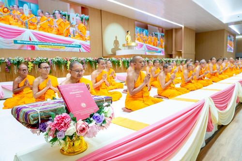 ภาพ No.228351:วันอาทิตย์ที่ 8 มิถุนายน พ.ศ. 2568 พิธีถวายทุนสนับสนุนพระไตรปิฎกฉบับธรรมชัย และอนุรักษ์คัมภีร์โบราณ ณ ห้องแก้วสารพัดนึก 2 วัดพระธรรมกาย