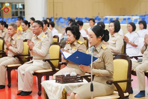 ภาพ No.208985:พระบาทสมเด็จพระเจ้าอยู่หัว ทรงมีพระราชศรัทธาทรงพระกรุณาโปรดเกล้าฯ ให้บำเพ็ญพระราชกุศลถวายภัตตาหารพระราชทาน การสอบบาลีสนามหลวง ณ วัดพระธรรมกาย ย อ.คลองหลวง จ.ปทุมธานี วันที่ 23-24 กุมภาพันธ์ พ.ศ. 2568