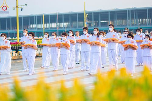 ภาพ No.101454:พิธีเวียนประทักษิณ, พิธีวันทาเจดีย์, พิธีขอขมาและมอบผ้าไตร ในโครงการอุปสมบทหมู่ รุ่นบูชาธรรมมหาปูชนียาจารย์ ณ วัดพระธรรมกาย ในวันที่ 9 ธันวาคม พ.ศ. 2566