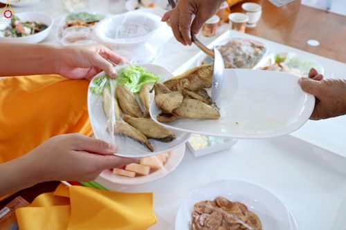 ภาพ No.230453:วันที่ 28 มิถุนายน พ.ศ. 2568 พิธีถวายภัตตาหารเมนูสวรรค์ เพื่อการบรรลุธรรม ณ หอฉันคุณยายอาจารย์ฯ วัดพระธรรมกาย