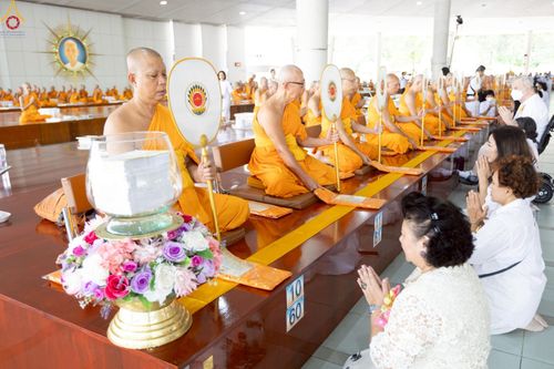 ภาพ No.229710:วันที่ 25 มิถุนายน พ.ศ. 2568 (แรม 15 ค่ำ เดือน 7) พิธีบุพเปตพลี ครั้งที่ 166 ร่วมอุทิศบุญแด่หมู่ญาติที่ล่วงลับไปแล้ว และสืบทอดอายุพระพุทธศาสนา ณ หอฉันคุณยายอาจารย์ฯ วัดพระธรรมกาย