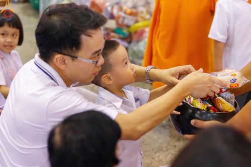 ภาพ No.126547:พิธีตักบาตร ในวันอาทิตย์ต้นเดือนที่ 3 มีนาคม พ.ศ. 2567 ณ บ้านแก้วเรือนทองคุณยายฯ วัดพระธรรมกาย