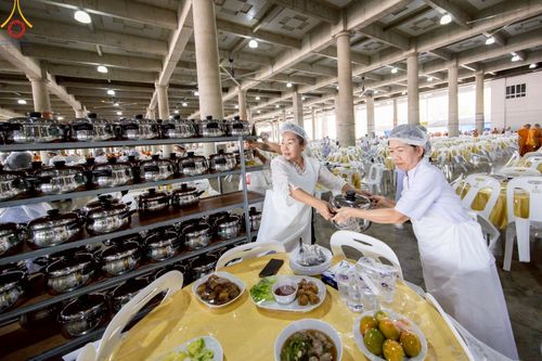 ภาพ No.219436:วันอังคารที่ 22 เมษายน พ.ศ. 2568 พิธีมอบปัจจัยช่วยเหลือครู 4 จังหวัดชายแดนภาคใต้ , พิธีกล่าวคำถวายอุปกรณ์ เพื่อเตรียมการต้อนรับคณะสงฆ์ฯ , พิธีกล่าวคำถวายภัตตาหารเป็นสังฆทาน , คณะสงฆ์ฉันภัตตาหารเพล  เนื่องในวันคุ้มครองโลก พิธีถวายมหาสังฆทานแด่คณะสงฆ์