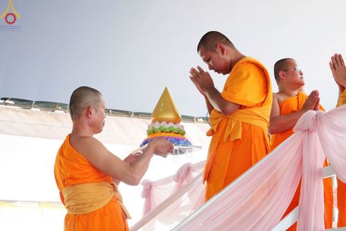 ภาพ No.91431:พิธีทอดผ้าป่ายกยอดดอกบัวสิริปทุมทิพย์  ประดิษฐาน ณ ปทุมเจดีย์  (เจดีย์พระพุทธเจ้า ๕ พระองค์) ณ ศูนย์อบรมเยาวชนจังหวัดปัตตานี 22 ตุลาคม พ.ศ.2566