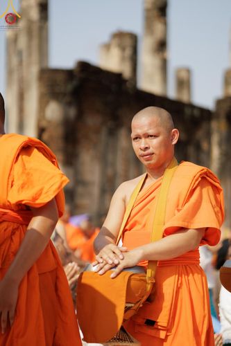 ภาพ No.58724:พิธีตักบาตรพระ ๑,๐๐๐ รูป สมโภชครบรอบ ๘๐๐ ปี พระบรมธาตุเมืองเชลียง ณ วัดพระศรีรัตนมหาธาตุ ราชวรวิหาร  (วัดพระปรางค์) ต.ศรีสัชนาลัย  อ.ศรีสัชนาลัย จ.สุโขทัย วันพฤหัสบดีที่ ๒๕ เมษายน พ.ศ. ๒๕๖๗