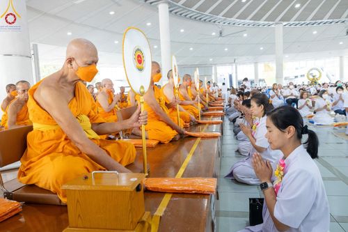 ภาพ No.122900:พิธีสวดพระพุทธมนต์ พิธีทอดผ้าบังสุกุล และพิธีถวายภัตตาหาร เป็นสังฆทานแด่พระภิกษุ สามเณร เนื่องในวันมหาปูชนียาจารย์ วันเสาร์ที่ 3 กุมภาพันธ์ พ.ศ. 2567 ณ หอฉันคุณยายอาจารย์ฯ วัดพระธรรมกาย