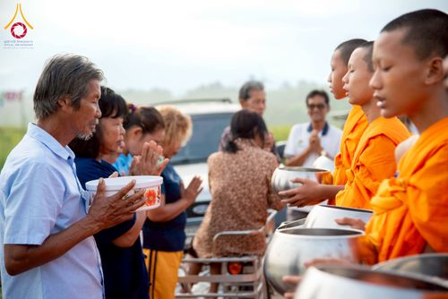 ภาพ No.217969:วันศุกร์ที่ 11 เมษายน พ.ศ. 2568 พระและสามเณร 99 รูป จากศูนย์ปฏิบัติธรรมระยอง(บ้านช่องลม) บิณฑบาต ณ ทุ่งปอเทือง ต.บางบุตร อ.บ้านค่าย จ.ระยอง เพื่อเป็นการฝึกสามเณรภาคฤดูร้อน ผ่านกิจวัตรบิณฑบาตในพื้นที่ชุมชน