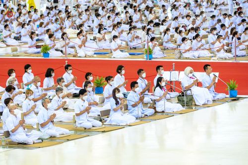 ภาพ No.80857:พิธีตักบาตร , พิธีบูชาข้าวพระในวันอาทิตย์ต้นเดือน วันที่ 7 พฤษภาคม พ.ศ. 2566 ณ วัดพระธรรมกาย