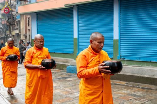 ภาพ No.132569:สามเณรเนปาล บิณฑบาต ย่านทาเมล เมืองกาฐมาณฑุ และเมืองปาฏัน ในโครงการบรรพชา 1,250 รูป ประเทศเนปาล วันที่ 20 มีนาคม พ.ศ. 2567