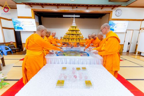 ภาพ No.220998:วันที่ 13 เมษายน พ.ศ. 2568 พิธีโปรยรัตนชาติปฐมเริ่มสถาปนาเจดีย์ และ พิธีเปิดหมู่บ้านปฏิบัติธรรม เพื่อการบรรลุธรรม ณ วัดป่าธรรมกายนานาชาติโทชิหงิ  ประเทศญี่ปุ่น