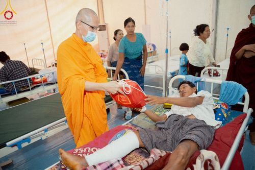 ภาพ No.220337:วันที่ 17 เมษายน พ.ศ. 2568 ผู้แทนวัดพระธรรมกาย ลงพื้นที่เยียวยา ซับน้ำตาเหยื่อแผ่นดินไหวมัณฑะเลย์