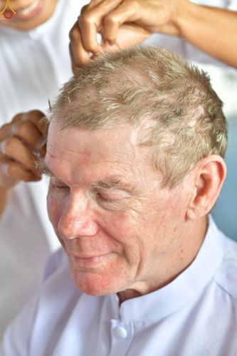 ภาพ No.230810:วันที่ 28 มิถุนายน พ.ศ. 2568 พิธีตัดปอยผมและปลงผม โครงการบวชพระนานาชาติ AEC & WAB รุ่นที่ 9 ณ วิหารคด 2 วัดพระธรรมกาย