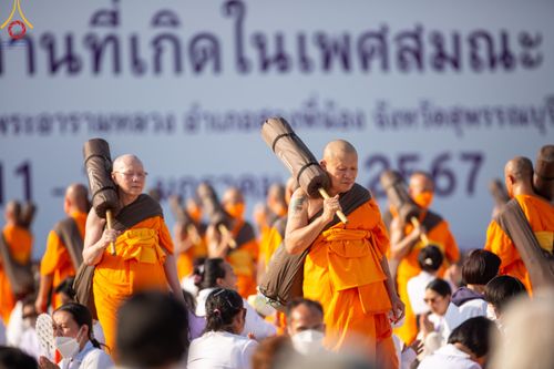 ภาพ No.110422:พิธีต้อนรับพระธรรมยาตรา ในโครงการธรรมยาตรากตัญญูบูชา มหาปูชนียาจารย์ พระมงคลเทพมุนี(สด จนฺทสโร) พระผู้ปราบมาร อนุสรณ์สถาน 7 แห่ง ปีที่ 12 วันที่ 11 มกราคม พ.ศ. 2567 ณ อนุสรณ์สถานลำดับที่ 3 สถานที่เกิดใหม่ในเพศสมณะ วัดสองพี่น้อง จ.สุพรรณบุรี
