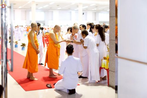 ภาพ No.251286:วันที่ 10 ตุลาคม พ.ศ. 2568 พิธีปฏิบัติธรรม ในวันคล้ายวันเกิด 141 ปี พระมงคลเทพมุนี (สด จนฺทสโร) พระผู้ปราบมาร ณ สภาธรรมกายสากล วัดพระธรรมกาย