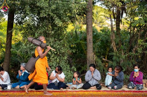 ภาพ No.107893:พิธีต้อนรับพระธรรมยาตรา ในโครงการธรรมยาตรากตัญญูบูชา มหาปูชนียาจารย์ พระมงคลเทพมุนี(สด จนฺทสโร) พระผู้ปราบมาร อนุสรณ์สถาน 7 แห่ง ปีที่ 12 วันที่ 7 มกราคม พ.ศ. 2567 ณ อนุสรณ์สถานคลองบางนางแท่น  อ.สามพราน จ.นครปฐม