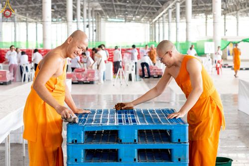 ภาพ No.214365:วันที่ 29 มีนาคม พ.ศ.2568 กิจกรรมใส่ถุงซิปกล่องไทยธรรม เพื่อรักษาความประณีตของกล่องไทยธรรม ในทุกสภาพอากาศ ณ บ้านแก้วเรือนทองคุณยาย วัดพระธรรมกาย