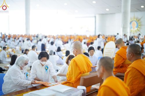 ภาพ No.205714:พิธีสวดพระพุทธมนต์ และถวายภัตตาหารเมนูสวรรค์แด่พระภิกษุ สามเณร วันจันทร์ที่ 3 กุมภาพันธ์ พ.ศ. 2568 ณ หอฉันคุณยายอาจารย์ฯ วัดพระธรรมกาย