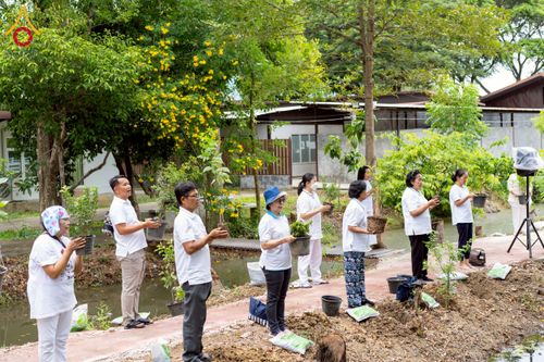 ภาพ No.238570:วันอาทิตย์ที่ 17 สิงหาคม พ.ศ. 2568 พิธีทอดผ้าป่าบำรุงศูนย์อบรมเยาวชนนครปฐม ครบรอบ 14 ปี และพิธีปลูกต้นไม้รอบสระเศรษฐี ณ ศูนย์อบรมเยาวชนนครปฐม