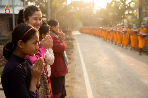 ภาพ No.76416:คณะสงฆ์และสามเณรบิณฑบาต ประเทศบังกลาเทศ วันที่ 11 กุมภาพันธ์ พ.ศ. 2566