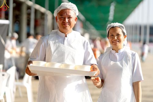 ภาพ No.219307:บรรยากาศการเดินทางเข้าวัดพระธรรมกาย , การต้อนรับปฏิสันถาร , การฉันภัตตาหารเช้า , การลงทะเบียนพระสังฆาธิการ  เนื่องในวันคุ้มครองโลก พิธีถวายมหาสังฆทานคณะสงฆ์ 40,000 กว่าวัดทั่วประเทศ ณ วัดพระธรรมกาย