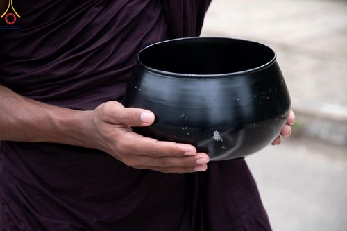 ภาพ No.139446:พิธีตักบาตรรอบเมืองดัมบุลล่า เทศกาลวิสาขบูชาแห่งชาติ ศรีลังกา เมื่อวันที่ 16 พฤษภาคมที่ผ่านมา คณะสงฆ์จากวัดพระธรรมกาย และคณะพระภิกษุสามเณรศรีลังกา ในโครงการสยาม-ลังกา ธรรมยาตรา ฉลองเทศกาลวิสาขบูชาแห่งชาติ ศรีลังกา บูชาธรรม 80 ปีหลวงพ่อธัมมชโย