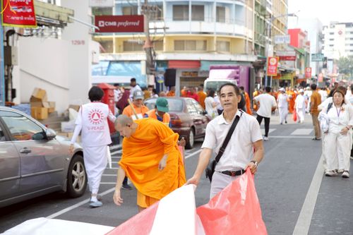 ภาพ No.237371:วันที่ 9-10 สิงหาคม พ.ศ. 2568 การเตรียมงาน เก็บงาน ของเจ้าหน้าที่ทุกสถานะ ในงานมหาสังฆทาน ตักบาตรพระ 10,000 รูป ใจกลางเมืองหาดใหญ่ จ.สงขลา