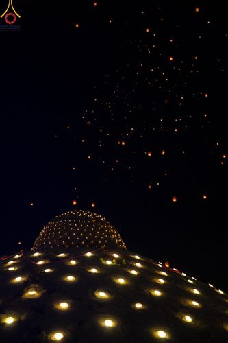 ภาพ No.138672:Photo Story  มหัศจรรย์วัดดงดินแดง Episode 6 พระภิกษุ-สามเณร ในโครงการบรรพชาอุปสมบทหมู่  กว่า 500 รูป และศีลจาริณีกว่า 300 คน ร่วมกันก่อพระเจดีย์ทราย 20,000 องค์ และจุดประทีป  บูชาธรรม 80 ปี หลวงพ่อธมฺมชโย กลางลำน้ำแม่ตื่น